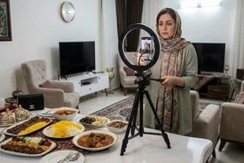 اینفلوئنسری که از «غم مردم» می‌گوید ولی استوری بعدی‌اش تبلیغ رستوران است
