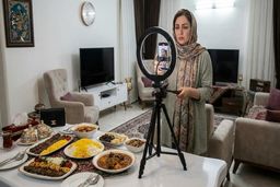 اینفلوئنسری که از «غم مردم» می‌گوید ولی استوری بعدی‌اش تبلیغ رستوران است
