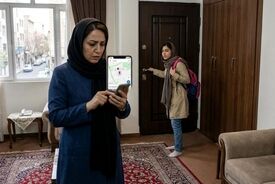 مادری که هر بار دخترش از خانه خارج می‌شود، تا برگشتنش ده‌ها بار موقعیتش را روی موبایل چک می‌کند
