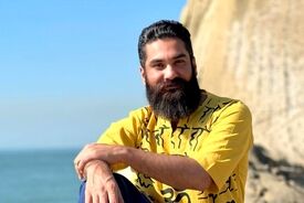 ببینید | علی زندوکیلی با حضور بر روی خطوط ریلی از وطن خواند