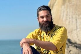 ببینید | علی زندوکیلی با حضور بر روی خطوط ریلی از وطن خواند