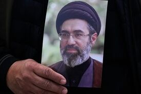 روزنامه اطلاعات: مردم به رهبر سوم جمهوری اسلامی امید دارند و می‌گویند «وطن پیر دگر باره جوان خواهد شد»