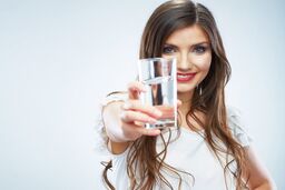 ۴ زمان طلایی نوشیدن آب گرم برای داشتن یک بدن سالم